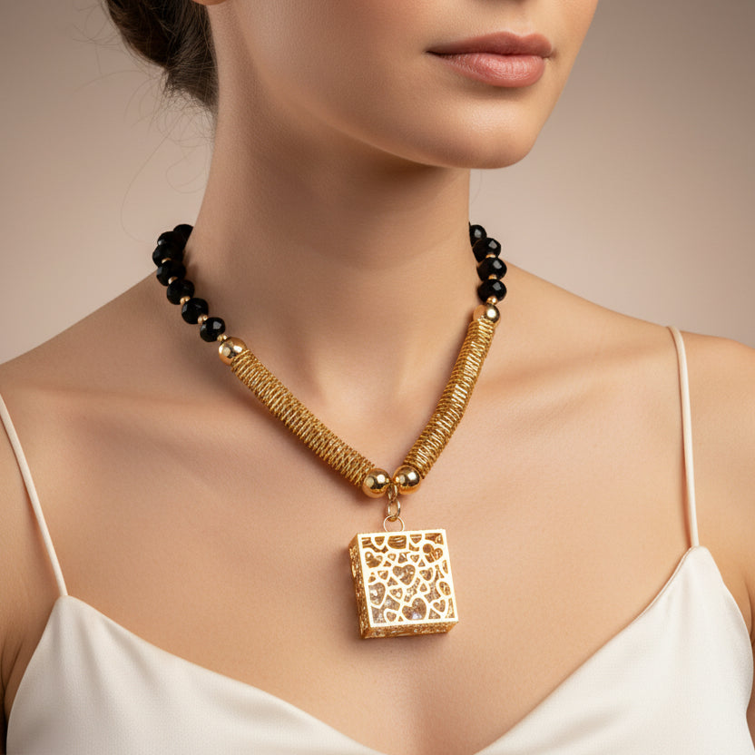 Collar Cubo   Negro / Chapa de Oro 14K