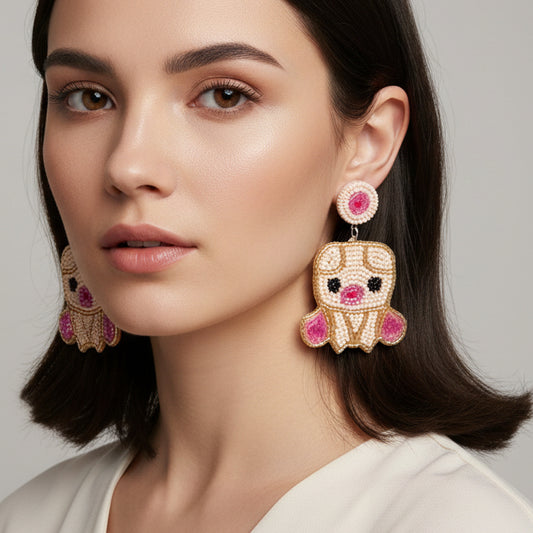 Aretes de cerdito con cuentas de chaquira hechos a mano.